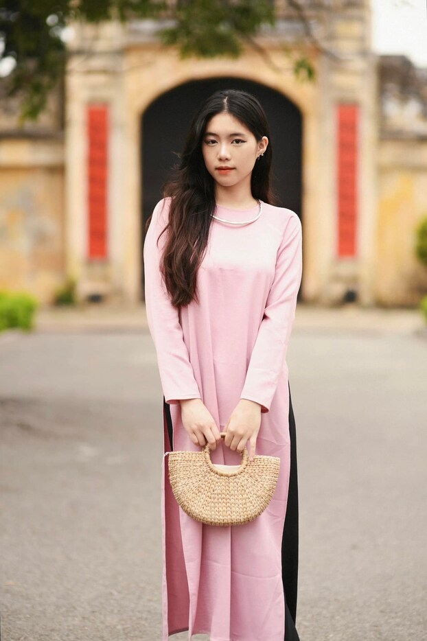 Người đẹp cũng rất thích tà áo dài nền nã, không ít những bộ ảnh mà Châu Anh thực hiện đều trong trang phục truyền thống của Việt Nam.