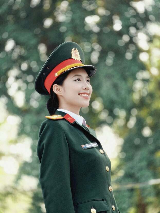 Mỹ nhân 22 tuổi hiện đang công tác tại Khoa Âm nhạc, trường Đại học Văn hóa Nghệ thuật Quân đội. Đồng thời đang theo học chuyên ngành Piano tại Học viện Âm nhạc quốc gia Việt Nam.