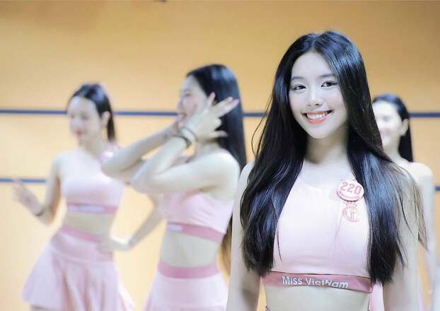 Châu Anh thu hút ánh nhìn bởi nụ cười tỏa nắng. Nhiều khán giả nhận xét cô nàng có nụ cười ghi điểm tuyệt đối.