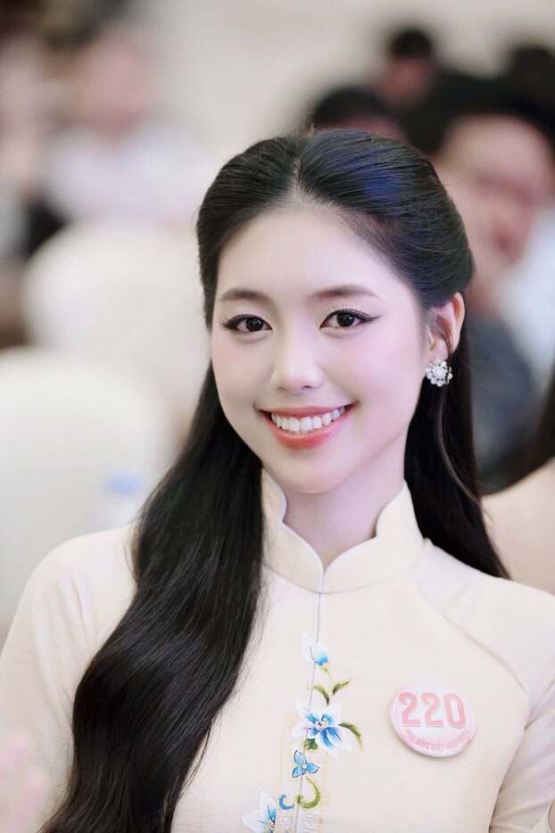 Với gương mặt khả ái, Châu Anh được kỳ vọng sẽ đạt vị trí cao tại Hoa hậu Việt Nam 2024. Người đẹp cũng đem đến đấu trường nhan sắc này dự án thiện nguyện Mang âm nhạc đến với trẻ em vùng cao. 