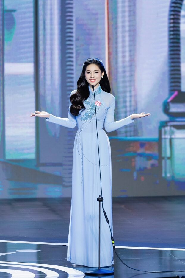 Trần Ngọc Châu Anh sinh năm 2003, đến từ Hà Nội. Cô gây chú ý tại cuộc thi Hoa hậu Việt Nam 2024 với nhan sắc ngọt ngào và quân hàm Thiếu úy.