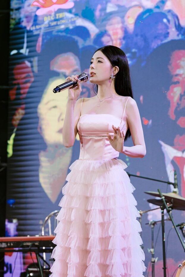 Người đẹp sinh năm 1992 muốn nghiêm túc thử sức với âm nhạc sau thời gian hoạt động diễn xuất.