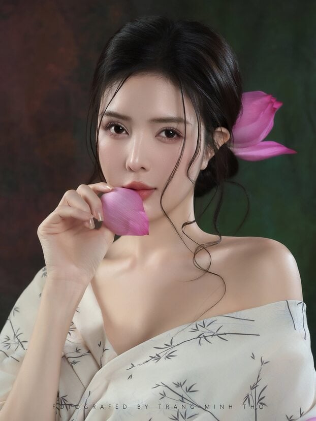 Lilly Luta là một trong những hotgirl đời đầu nổi tiếng bởi nhan sắc ngọt ngào, nữ tính, được ví như búp bê. Cô nàng từng đăng quang một cuộc thi hoa khôi dành cho sinh viên và bước chân vào hoạt động nghệ thuật với sự quan tâm lớn từ công chúng.