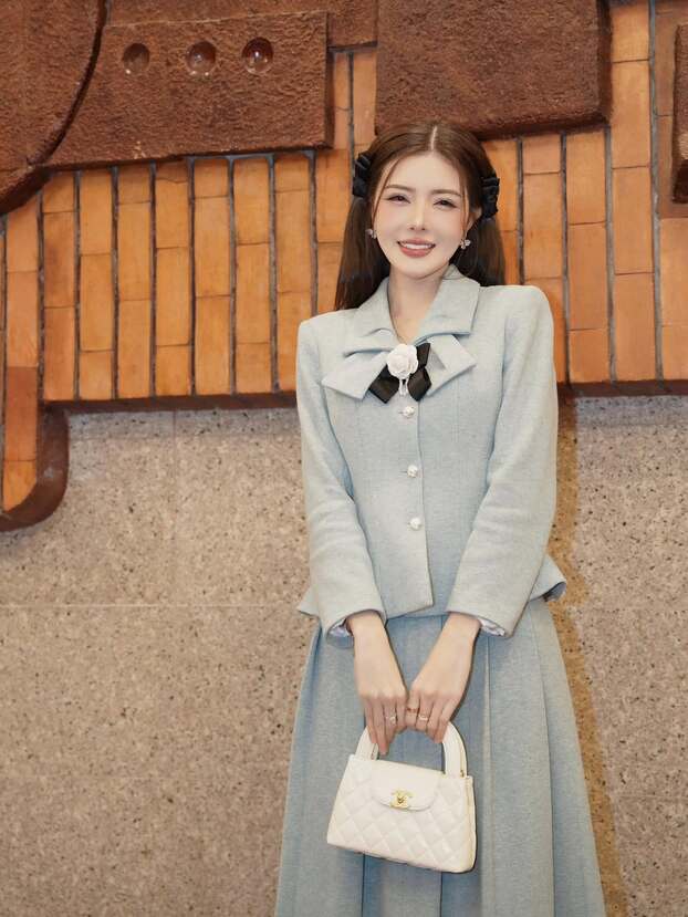 Lilly Luta mong muốn trở thành nghệ sĩ đa năng, tính cách và ngoại hình mong manh nhưng bên trong mạnh mẽ, xây dựng hình ảnh một cô gái 