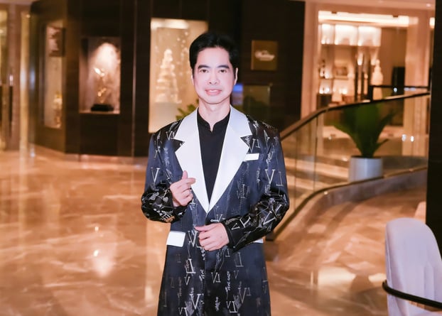Danh ca Ngọc Sơn trong chuyến lưu diễn Thái Lan.