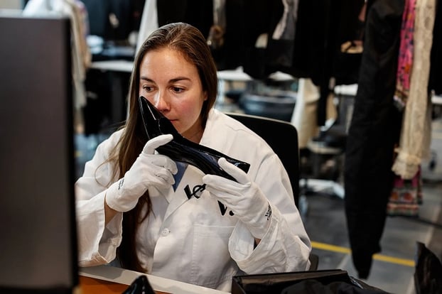 Mélissa B. đang kiểm tra một đôi giày Saint Laurent. (Ảnh: Bloomberg)