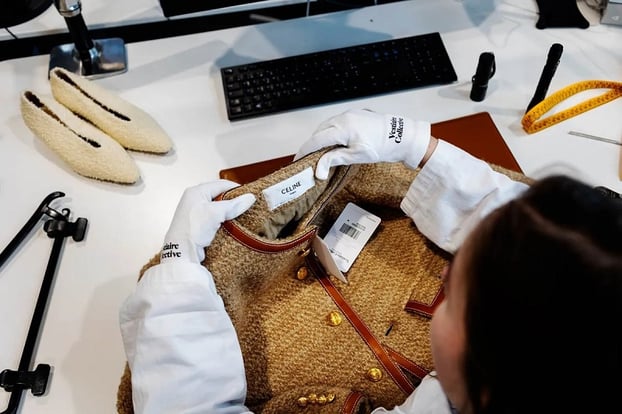 Chuyên gia kiểm tra áo khoác Celine tại trung Vestiaire. (Ảnh: Bloomberg)