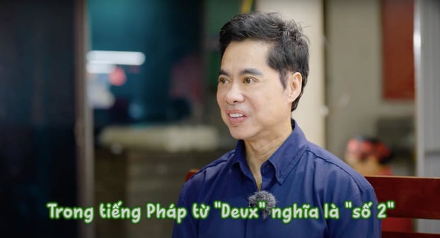 Danh ca Ngọc Sơn cho thấy khả năng hiểu và nói nhiều thứ tiếng, gật gù khi biết nguồn gốc tên kẹo cu đơ xuất phát từ tiếng Pháp.