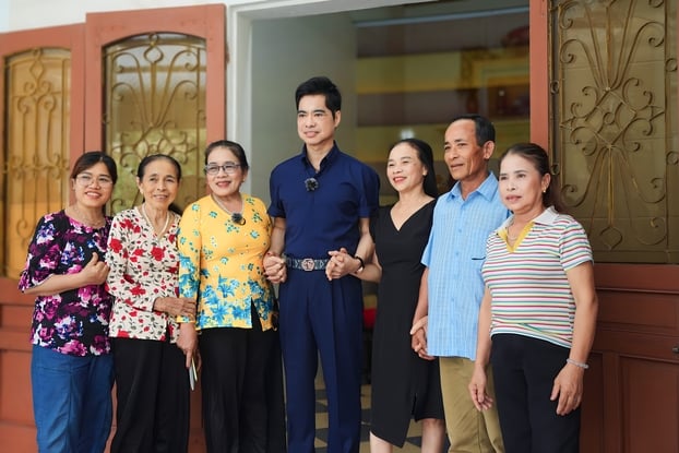 Danh ca Ngọc Sơn giao lưu thân tình với người dân Hà Tĩnh.
