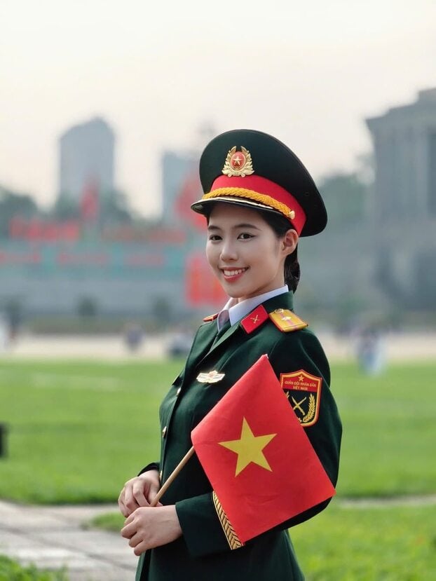 Vẻ đẹp của Trần Ngọc Châu Anh trong trang phục quân ngũ.