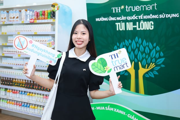 Quỳnh Chi hào hứng chụp ảnh check-in cùng các hashtag cầm tay