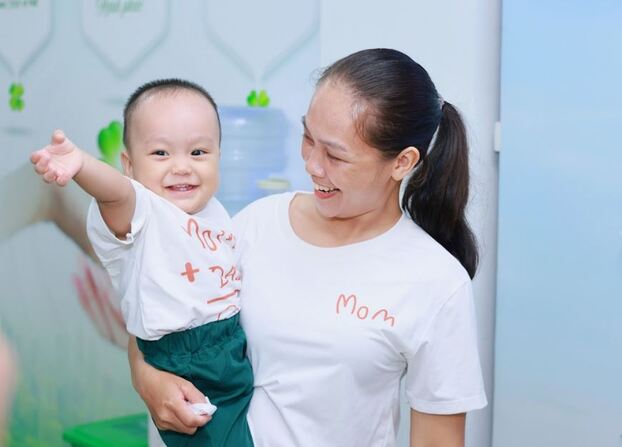 Tiếng cười bé Hiệu khép lại 6 năm hành trình kiên cường đi tìm tiếng cười trẻ thơ của đôi vợ chồng nghèo vùng đất gió Lào cát trắng.