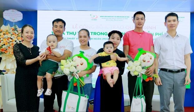 Gia đình chị Mới và chị Chính chụp ảnh cùng lãnh đạo bệnh viện Nam học và Hiếm muộn Hà Nội.