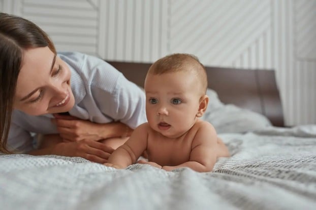 “Nằm sấp” có thể giúp tăng cường cơ cổ, vai và lưng.