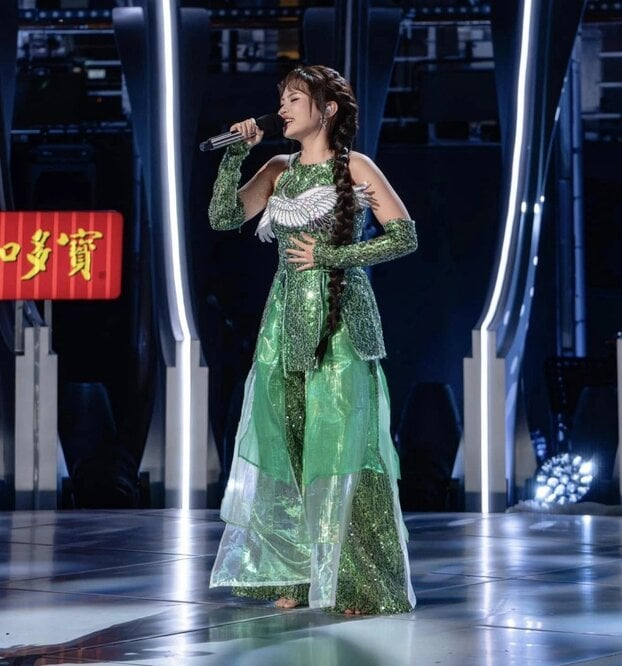 Phương Mỹ Chi mặc trang phục của NTK Bùi Hoàng Ân.