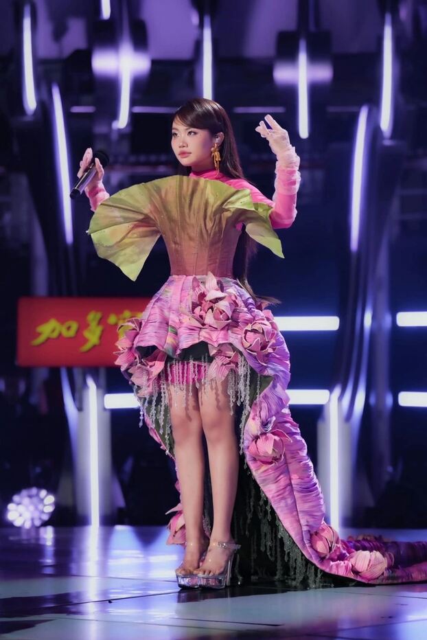 Phương Mỹ Chi trong ca khúc Bóng phù hoa.