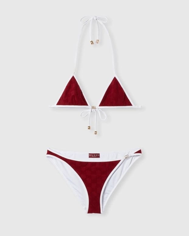 Trên website của Gucci, set bikini được bán với giá 890 USD (hơn 23 triệu đồng). Set đồ hứa hẹn tạo nên xu hướng thời trang mùa hè được nhiều tín đồ trên thế giới yêu thích.