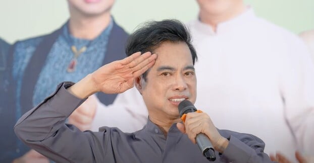 Danh ca Ngọc Sơn biểu diễn live, khuấy động bầu không khí tại Phiên chợ quê ở Hà Tĩnh.
