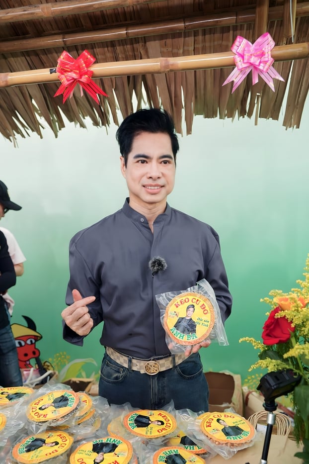 Nam nghệ sĩ có trải nghiệm tự tay làm và bán kẹo cu đơ đặc sản.