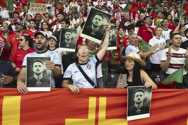 Người hâm mộ cầm ảnh Diogo Jota trước trận đấu bảng B Euro 2025 giữa Tây Ban Nha và Bồ Đào Nha tại sân Stadion Wankdorf ở Bern, Thụy Sĩ ngày 3/7. Ảnh: AP