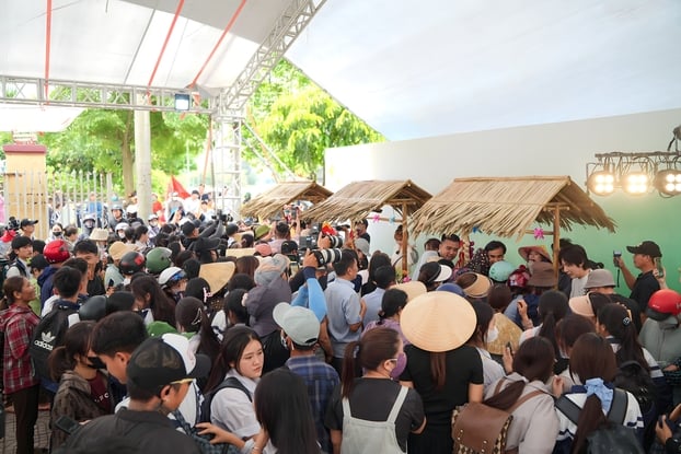 Đông đảo người dân địa phương ủng hộ Phiên chợ quê của 
