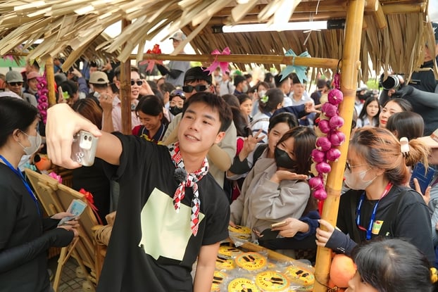 Nam diễn viên nhiệt tình chụp hình cùng người hâm mộ.