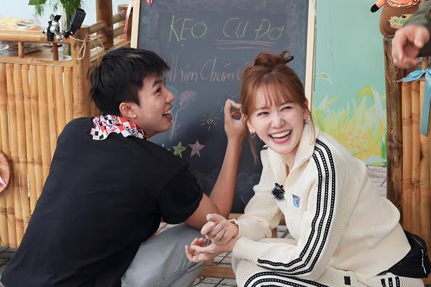 Long Vũ trang trí cho gian hàng kẹo cu đơ của mình cùng Hari Won.