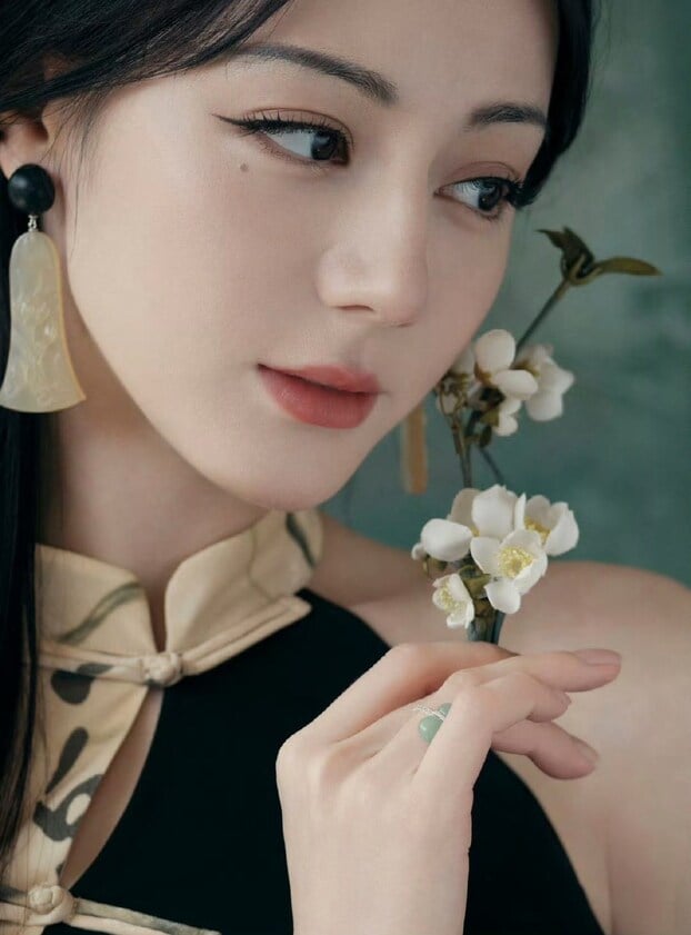 Địch Lệ Nhiệt Ba là một trong những nhan sắc nổi bật của showbiz Trung Quốc.