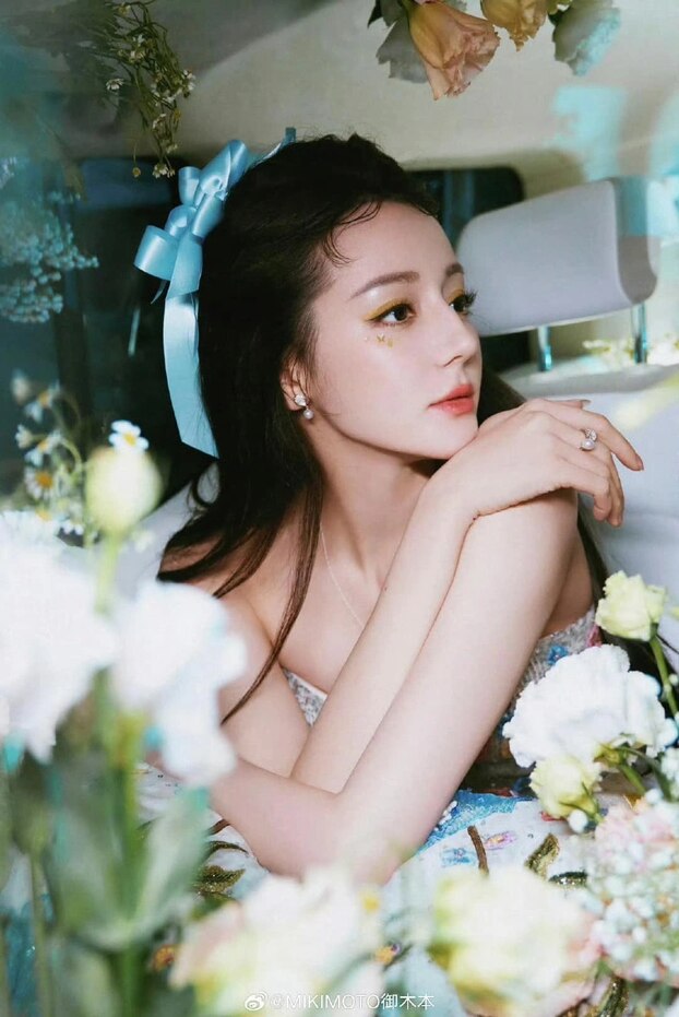 Nhan sắc nổi bật của Địch Lệ Nhiệt Ba.
