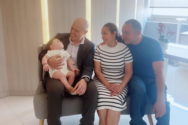 Từ trái sang phải: bé Luis, bác sĩ Luis Miguel Campos (bác sĩ điều trị), cha mẹ Edna và Tony.