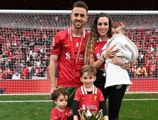 Liverpool được cho là sẽ hỗ trợ kinh phí cho Rute Carsado (vợ của Diogo Jota) nuôi 3 con cho đến khi trưởng thành và được học bóng đá miễn phí tại học viện của CLB.