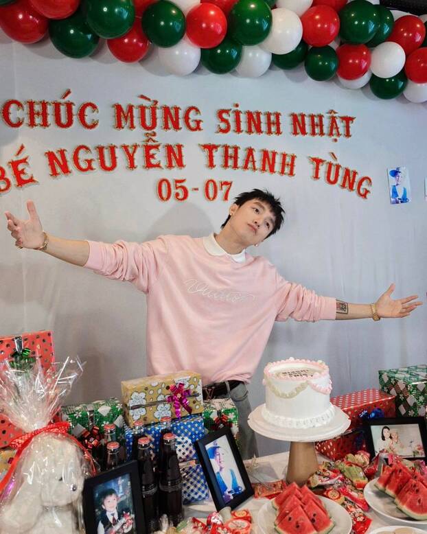 Sơn Tùng M-TP điển trai trong loạt hình sinh nhật.
