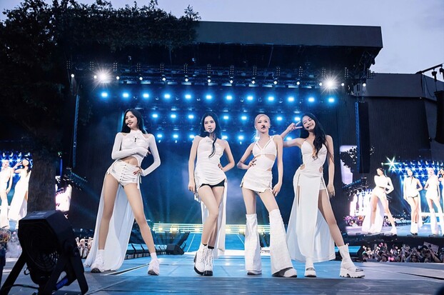 Không đơn thuần là một đêm diễn, concert còn là nơi hội tụ của cảm xúc, thời trang, sắc màu, âm thanh. BlackPink khiến khán giả được khai mở từng giác ngoan trong mỗi đêm diễn. Ảnh: Naver.