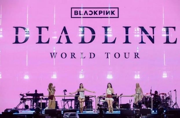 BlackPink trở lại với một tour lưu diễn thế giới đã sớm cháy vé ở nhiều địa điểm biểu diễn, bắt đầu với đêm diễn mở màn ở Sân vận động Goyang, Hàn Quốc vào tối 5.7. Sau 3 năm tái hợp, 4 cô gái vẫn chứng tỏ sức hút không hề suy giảm trong lòng người hâm mộ. Ảnh: Naver.