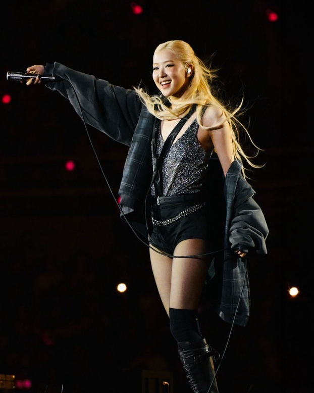 Trang phục biểu diễn của BlackPink đến từ các thương hiệu từ nổi tiếng thế giới tới thương hiệu bình dân. Các cô gái nhanh chóng tạo nên xu hướng thời trang trong giới trẻ, là hình mẫu, biểu tượng của nhiều người về phong cách. Ảnh: Naver.