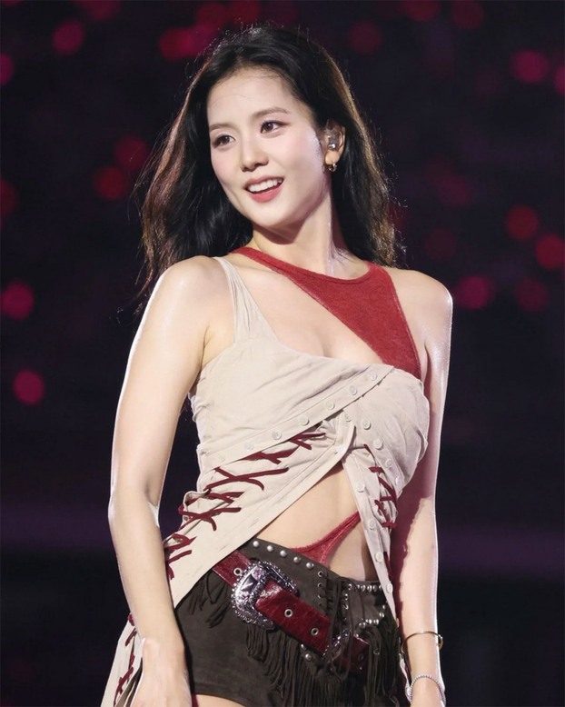 Sau concert ở sân vận động Goyang, nhóm sẽ đi qua 16 thành phố, thực hiện 31 đêm diễn. Nhưng chặng đường này không chỉ là bản đồ tour diễn, mà là lộ trình mở rộng quyền lực mềm của một nhóm nhạc nữ đã vượt ra khỏi mô hình thần tượng K-pop thuần túy. Ảnh: Naver.