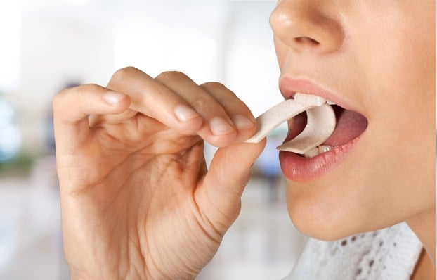chewing-gum-eating-women
