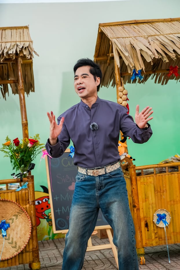 Nam nghệ sĩ nhiệt tình hát, nhảy phục vụ khán giả địa phương.