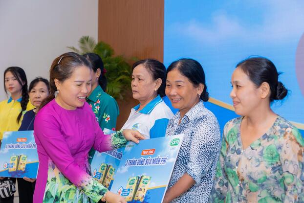 Bao nhiêu hộp sữa là bấy nhiêu nghĩa tình được trao đi bằng trọn vẹn yêu thương dành cho người dân ĐBSCL.