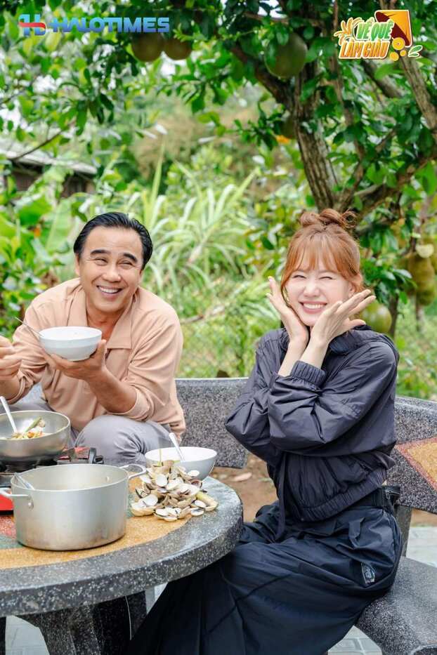 Hari Won ưu tiên lựa chọn trang phục có độ rộng phù hợp, thoải mái để di chuyển và tham gia các hoạt động trong chương trình dễ dàng. Ảnh: Nhà sản xuất.