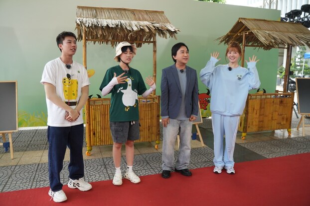 Những set đồ thể thao được Hari Won chọn mặc có màu xanh nhạt, màu đỏ, màu xanh đậm. Cô phối cùng giày thể thao màu trắng thêm trẻ trung. Ảnh: Nhà sản xuất.