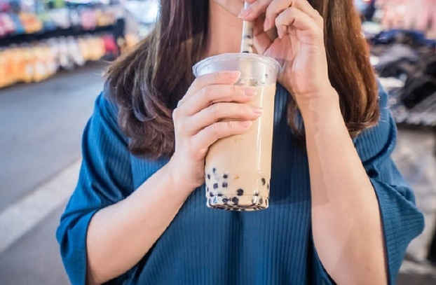 Thói quen uống đồ nhiều đường như trà sữa có thể gây triệu chứng trào ngược, tổn thương thanh quản. (Ảnh minh họa)