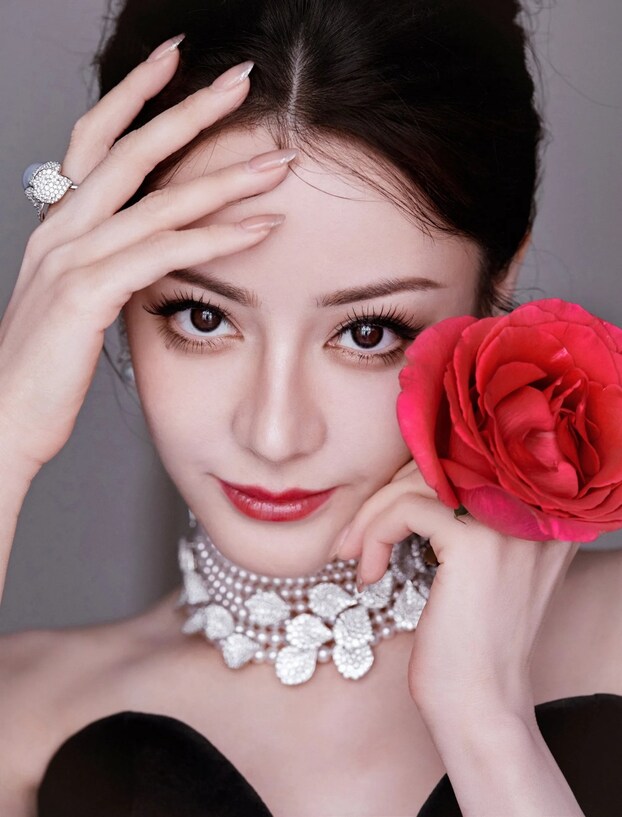 Địch Lệ Nhiệt Ba rạng rỡ trong chiếc váy nhung hở vai đính hoa, kết hợp cùng vòng cổ hoa hồng thuộc dòng Les Pétales mới nhất. Nhan sắc của nữ diễn viên vừa sang trọng, vừa cổ điển. Ảnh: Weibo.