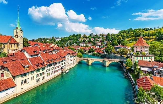 Khung cảnh thành phố Bern như trong truyện cổ tích với dòng Aare trong xanh. (Ảnh: Daily Mail)