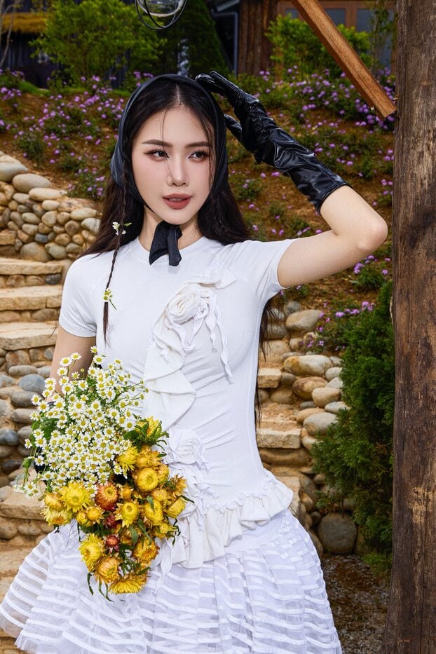 Ở tuổi 27, Bùi Quỳnh Hoa đã chạm đến nhiều cột mốc ấn tượng trong sự nghiệp, đặc biệt là việc đăng quang Miss Universe Vietnam 2023 và đại diện nước nhà dự thi Miss Universe 2023 tại Mexico.