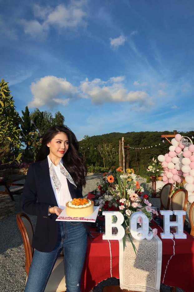 Bên cạnh bộ hình mới, Bùi Quỳnh Hoa cũng có khoảnh khắc đón sinh nhật bên cạnh những người bạn thân thiết. 