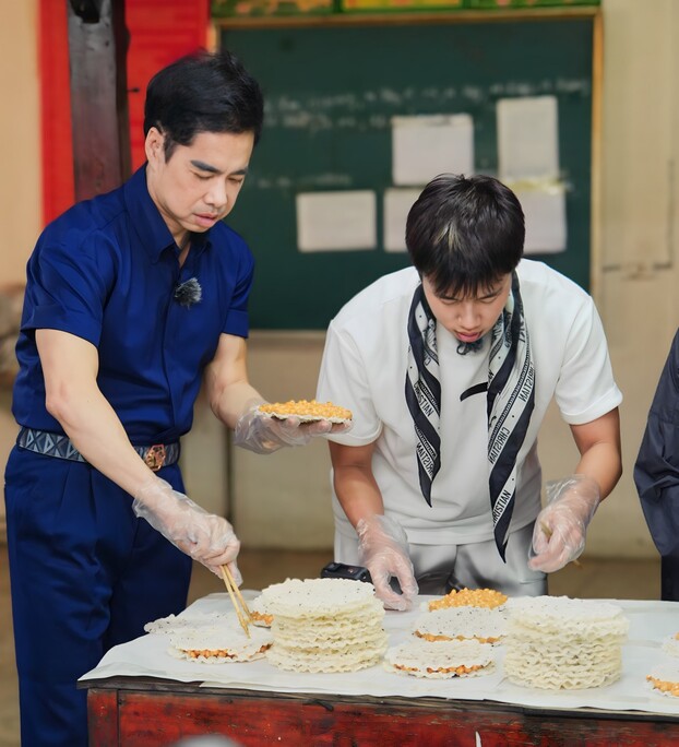 Danh ca Ngọc Sơn trong thử thách làm bánh cu đơ. Ảnh: Nhà sản xuất.