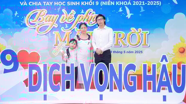 Nam sinh Nguyễn Mạnh Đức cùng mẹ và em gái (Ảnh: NTCC)