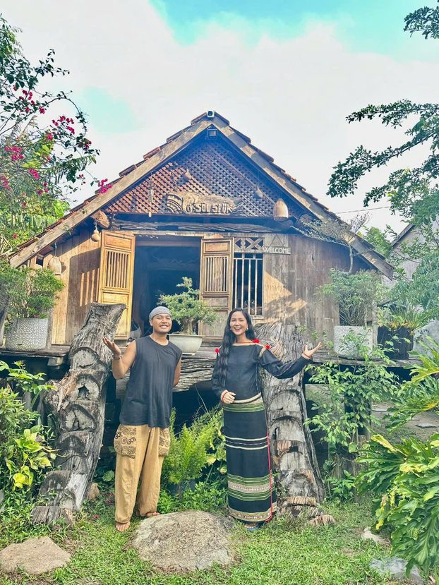 Y Sôl và Hoa hậu H’Hen Niê bên homestay của gia đình anh.