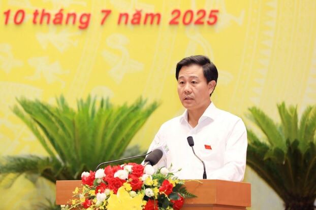 Giám đốc Sở Nông nghiệp và Môi trường Nguyễn Xuân Đại trình bày Tờ trình Nghị quyết quy định biện pháp giảm phát thải nhựa trên địa bàn thành phố Hà Nội tại Kỳ họp thứ 25.